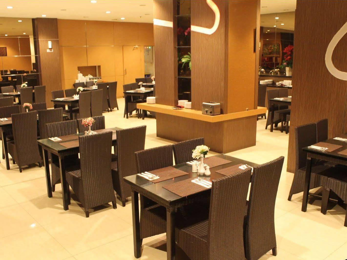 Grand Imawan Hotel Makassar Exterior photo